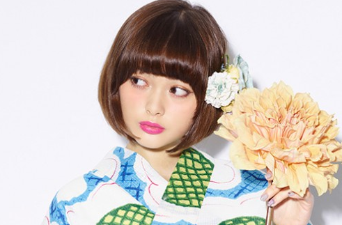 美品★キスミス★振袖★玉城ティナ×キスミス振袖★蝶々★花★青系★成人式★卒業式 人気モデルの玉城ティナさんが浴衣や振袖姿を披露。着物ブランド